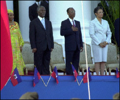 Le pr�sident Aristide (d) au c�t� du pr�sident sud-africain Thabo Mbeki lors des c�r�monies
